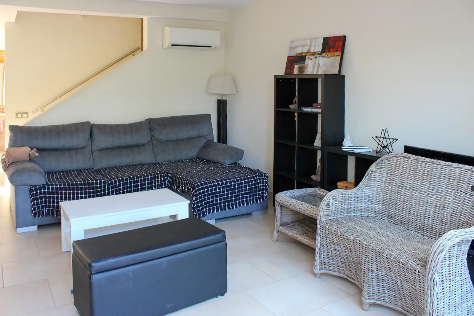 Sala d'estar de Casa adosada en venda en L'Escala amb Aire condicionat, Calefacció i Jardí privat