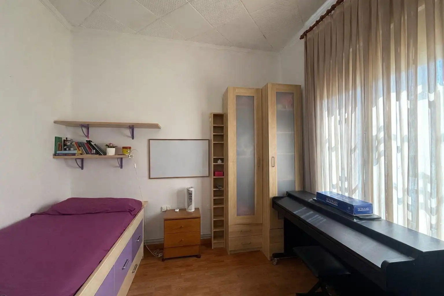 Schlafzimmer von Einfamilien-Reihenhaus zum Verkauf in Sabadell mit Terrasse, Abstellraum und Ofen