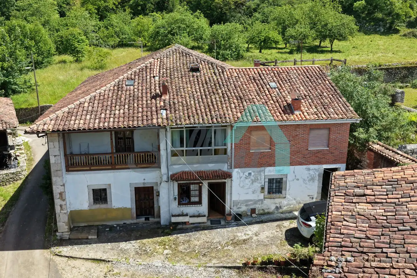 Außenansicht von Einfamilien-Reihenhaus zum Verkauf in Onís mit Heizung, Abstellraum und Balkon