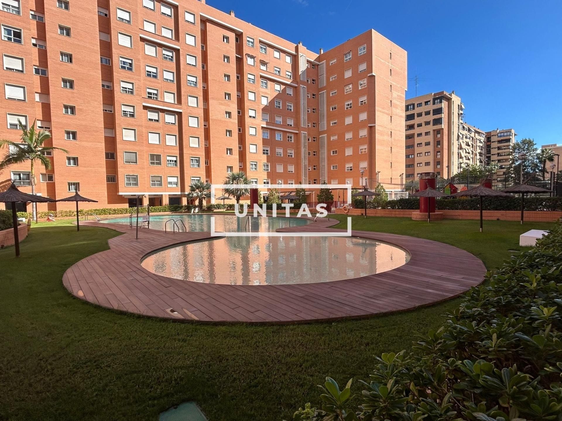 Vista exterior de Pis en venda en Alicante / Alacant amb Jardí privat, Terrassa i Balcó