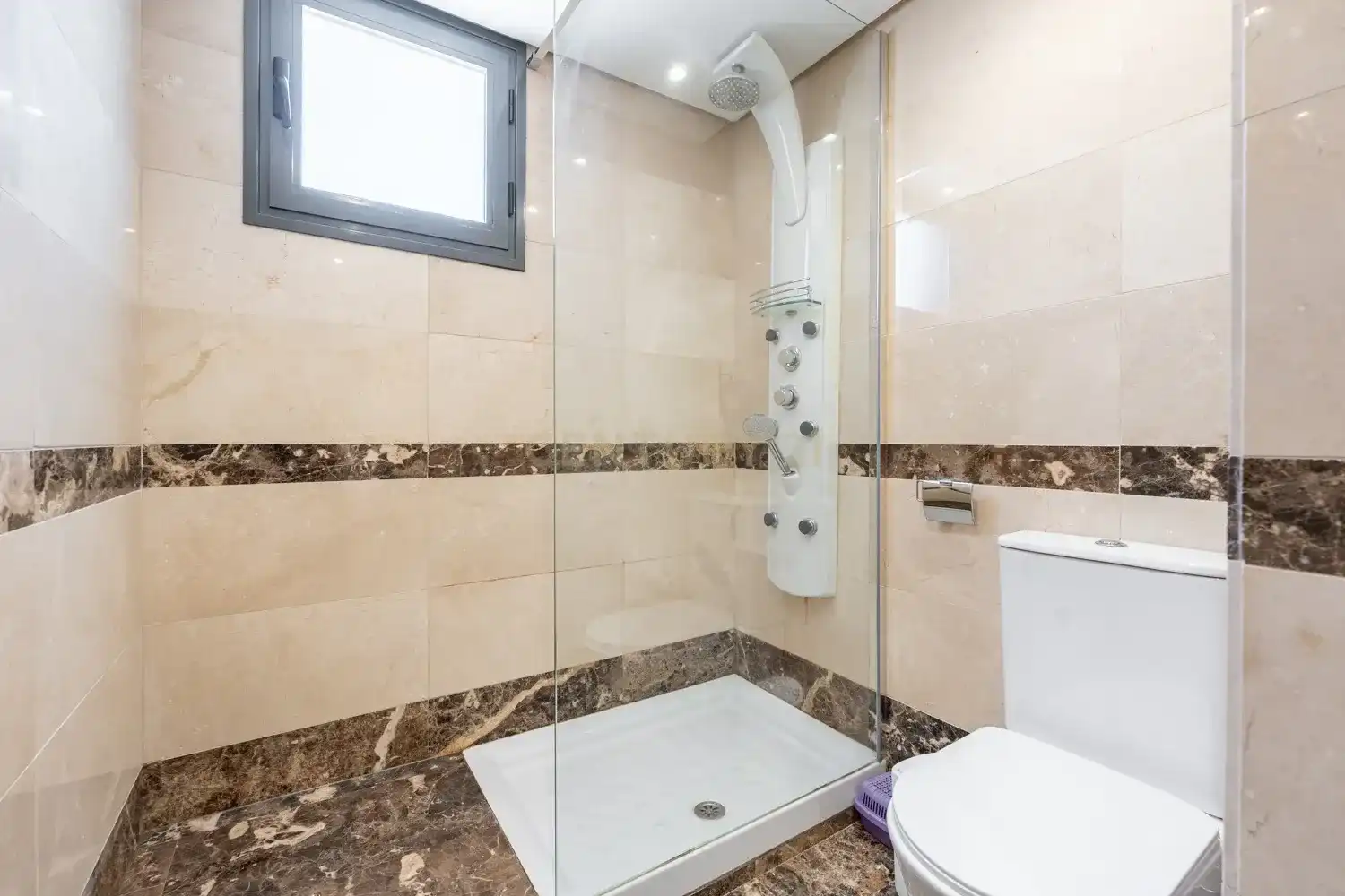 Bathroom of Apartments for sale in Alcorcón  with Air Conditioner, Storage room and Oven