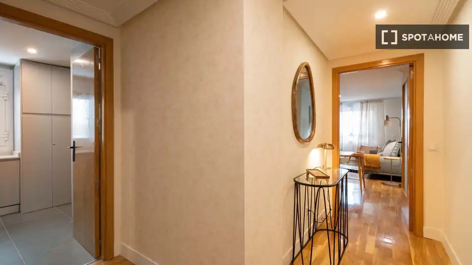 Flat for rent in Madrid  with Air Conditioner, Heating and Furnished