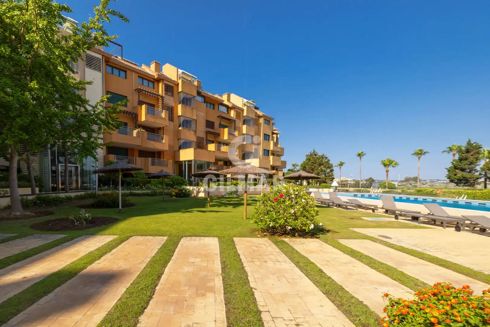 Vista exterior de Apartamento en venta en Sotogrande con Calefacción, Jardín privado y Trastero