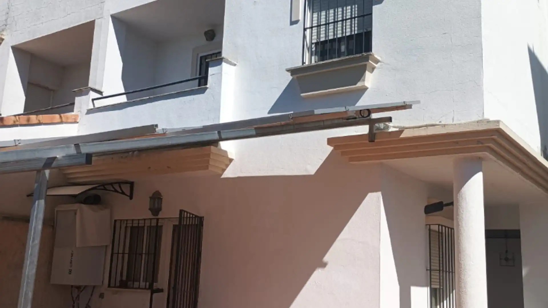 Vista exterior de Casa adosada en venta en Bollullos de la Mitación con Aire acondicionado, Calefacción y Jardín privado
