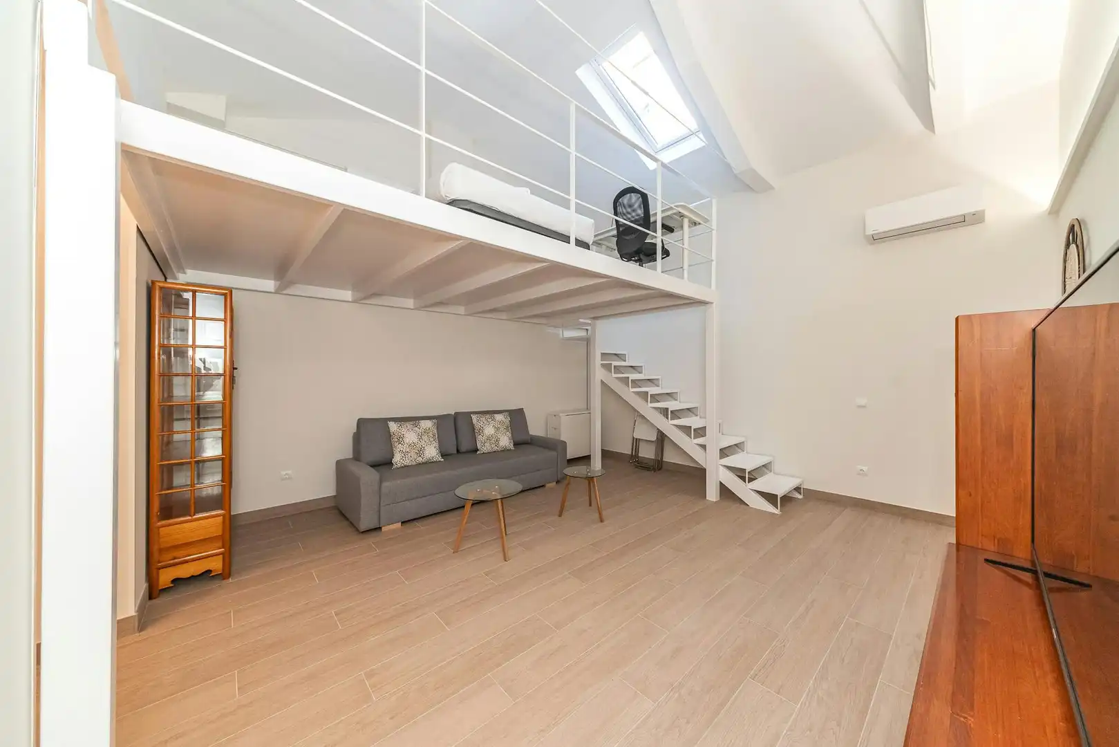 Living room of Flat for rent in Madrid  with Air Conditioner, Heating and Furnished