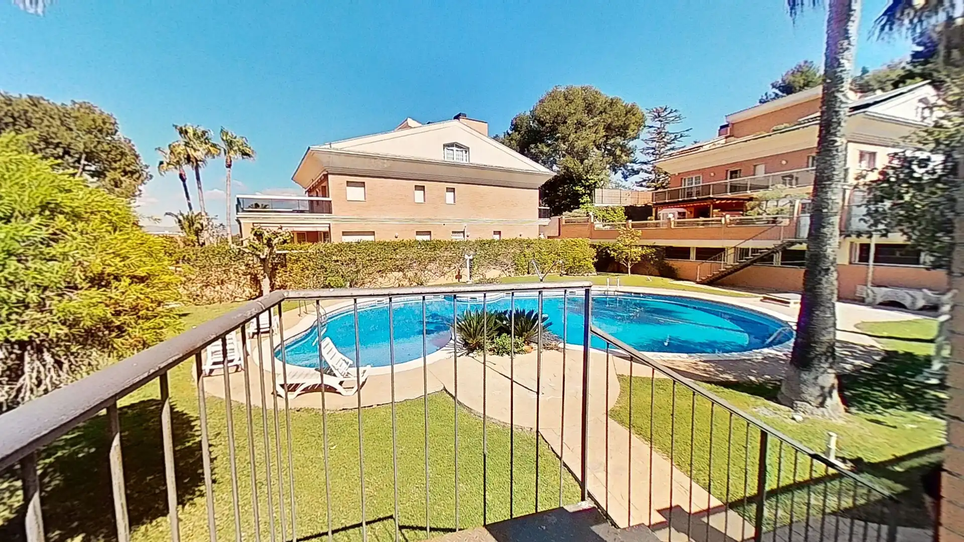 Detached house with pool for sale in carrer de Salvador Dalí 15