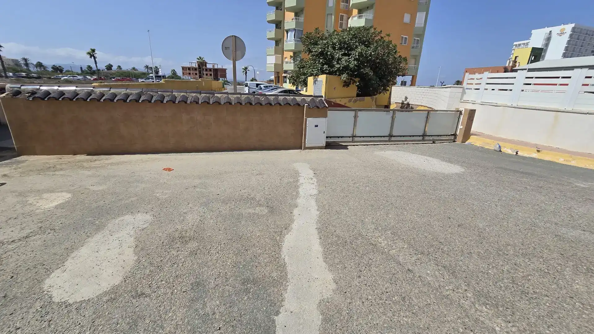 Aparcament de Casa adosada en venda en La Manga del Mar Menor amb Traster, Piscina i Moblat