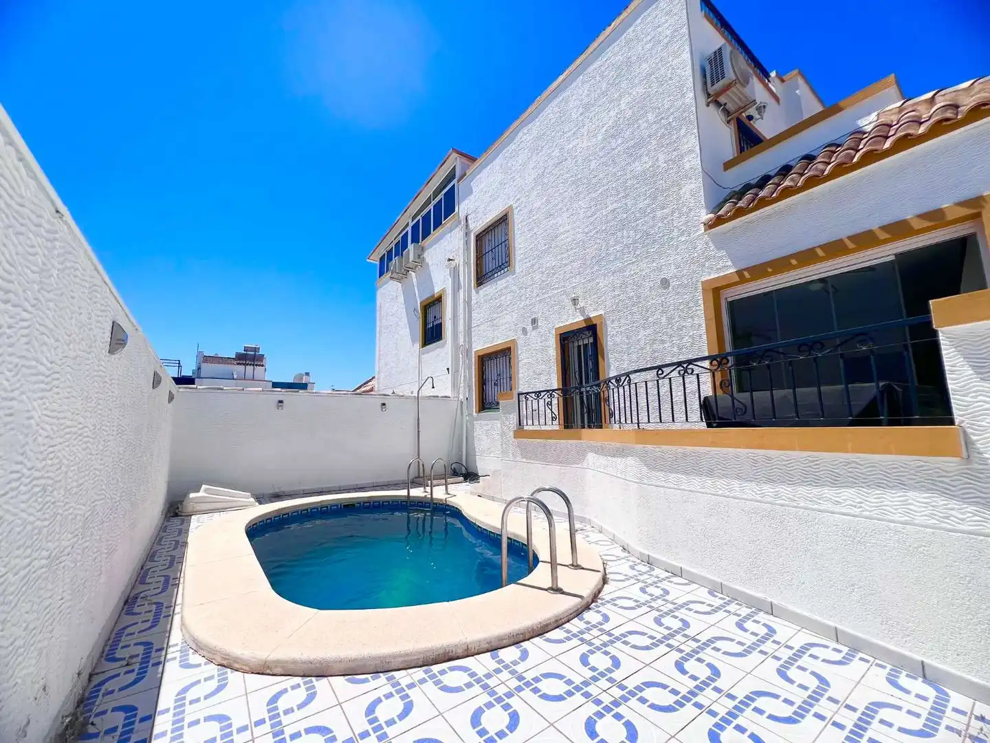 Schwimmbecken von Einfamilien-Reihenhaus zum Verkauf in Torrevieja mit Klimaanlage, Terrasse und Schwimmbad