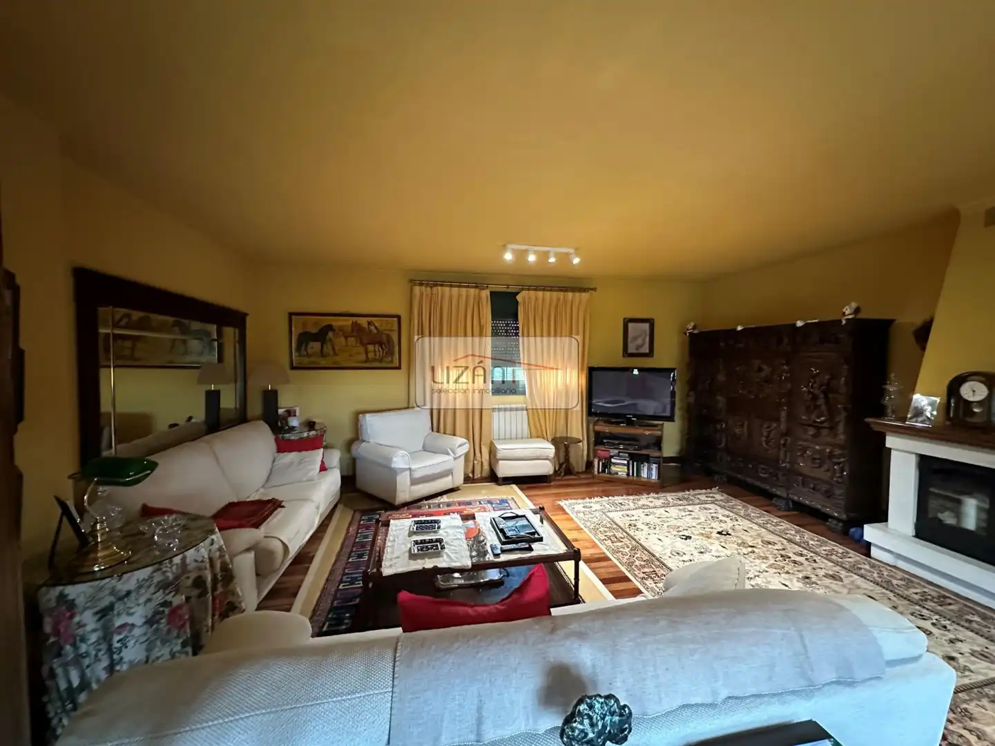 Sala d'estar de Casa o xalet en venda en Oviedo  amb Calefacció, Jardí privat i Terrassa