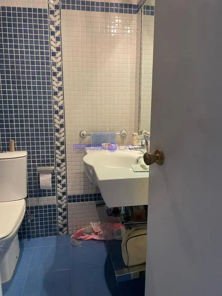 Bany de Pis en venda en Sevilla amb Aire condicionat