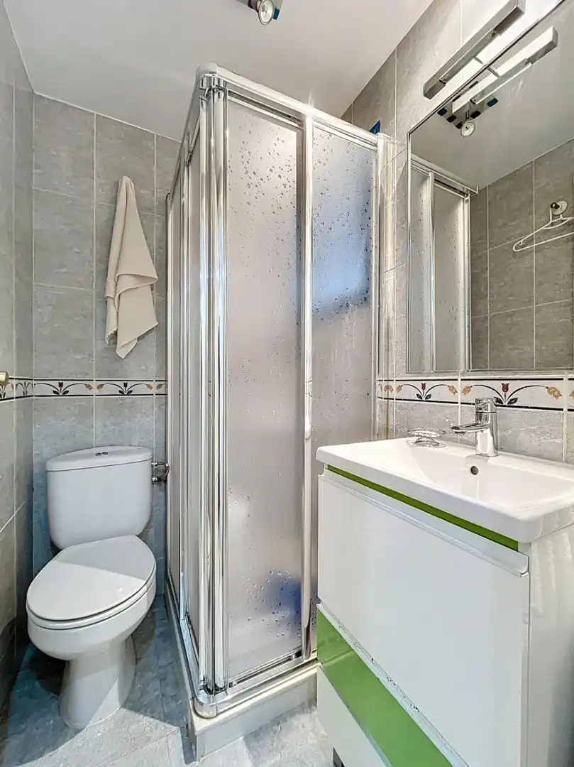 Baño de Piso en venta en Benidorm con Aire acondicionado, Calefacción y Jardín privado