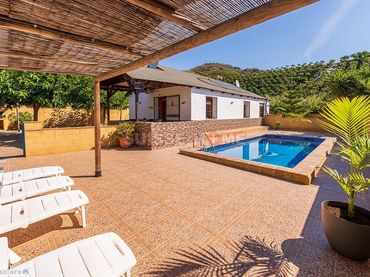 Casa amb piscina en venda a Benajarafe