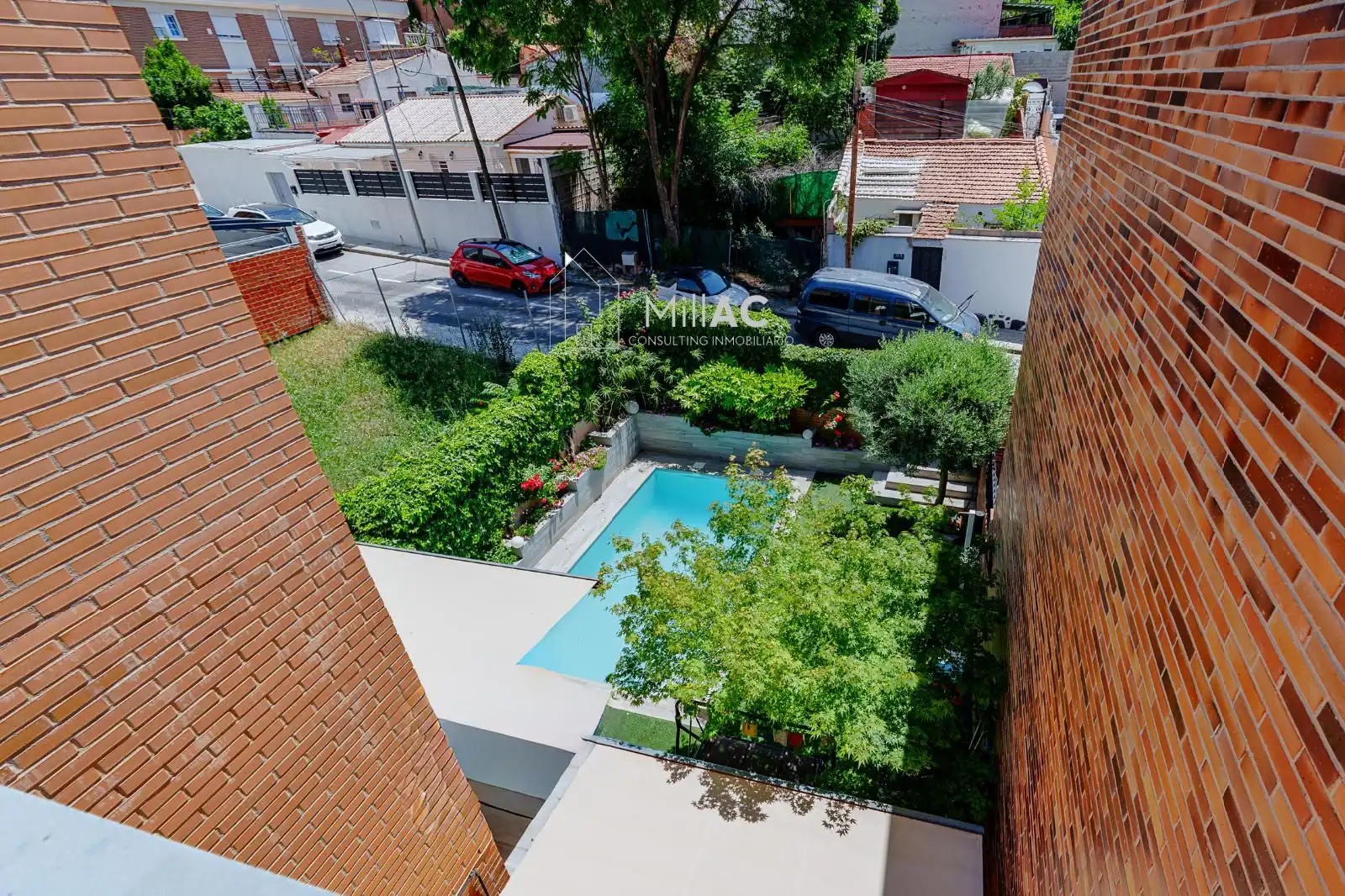 Piscina de Casa adosada en venta en Madrid con Aire acondicionado, Calefacción y Jardín privado