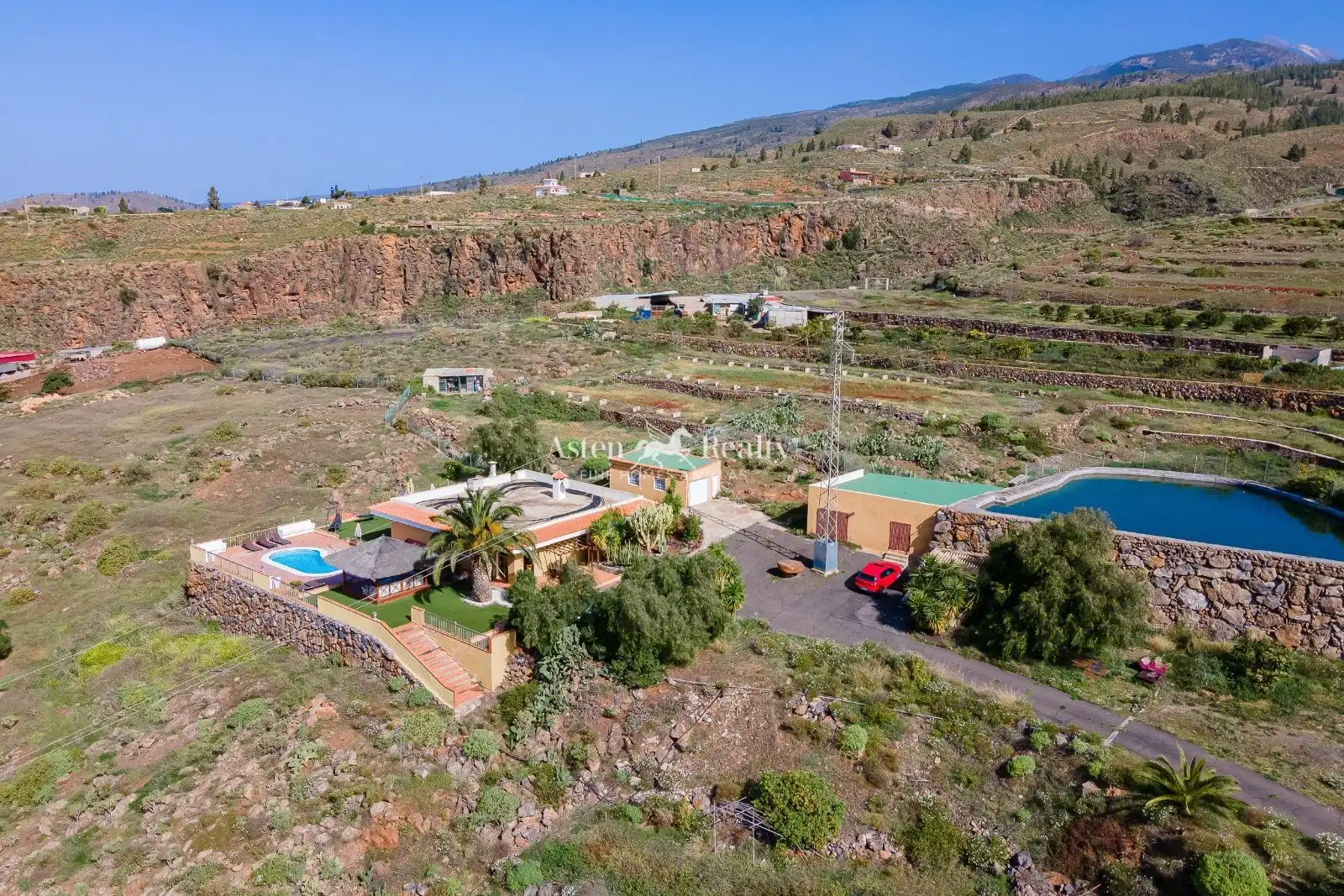 Vista exterior de Casa o xalet en venda en Adeje amb Aire condicionat, Traster i Piscina