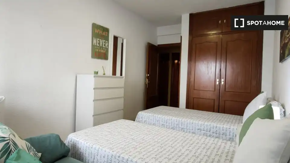 Habitación de Piso de alquiler en Alcalá de Henares con Aire acondicionado, Calefacción y Amueblado