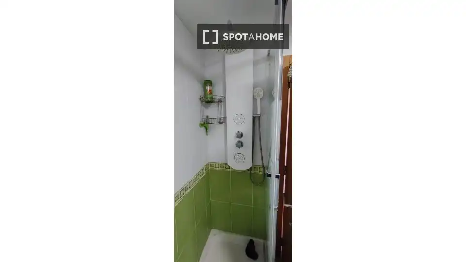 Bathroom of Flat for rent in Valencia  with Air Conditioner, Heating and Furnished