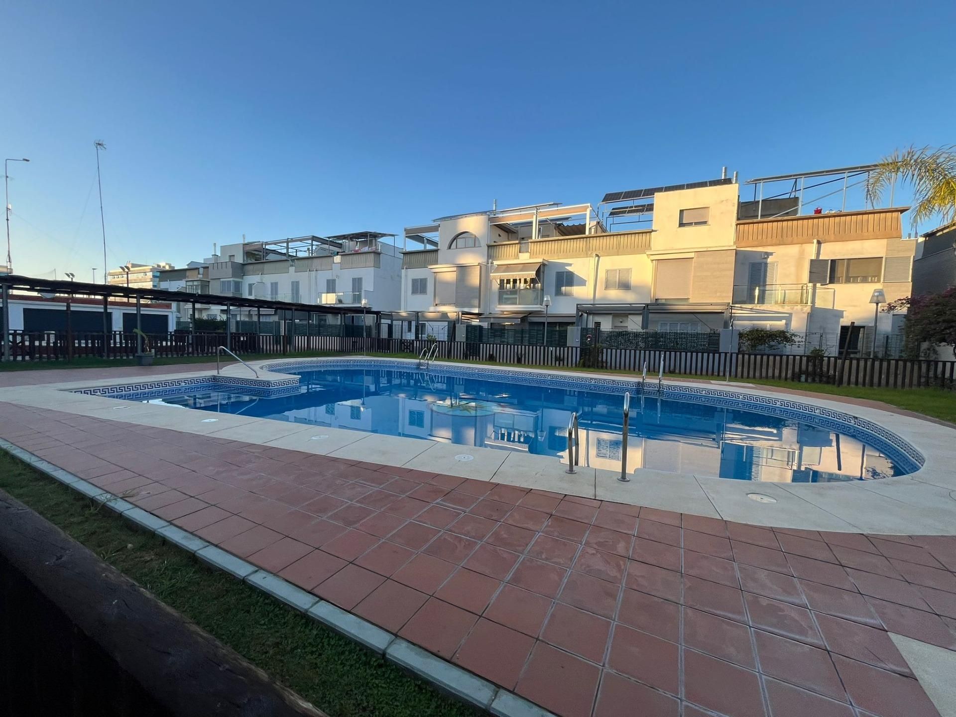 Swimming pool of Single-family semi-detached for sale in  Sevilla Capital  with Air Conditioner, Heating and Private garden
