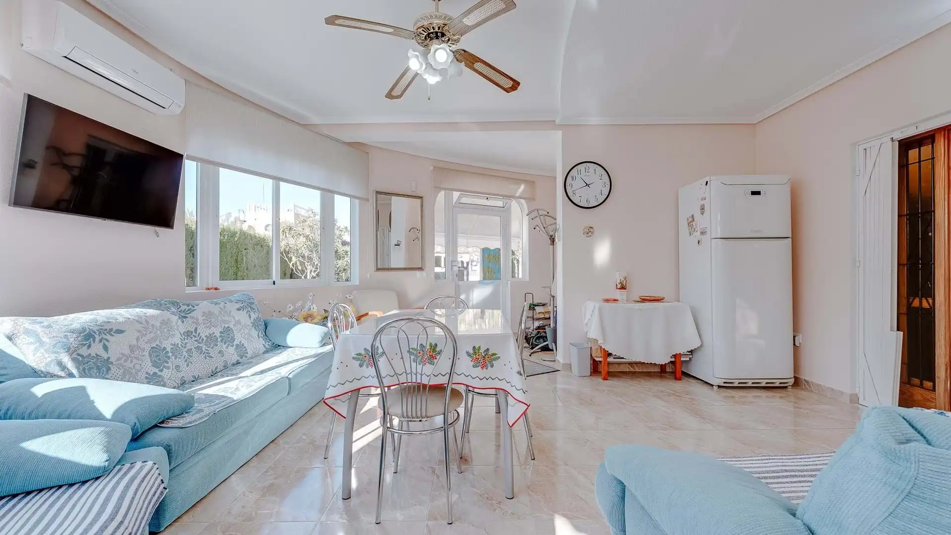 Espacioso chalet independiente de 3 dormitorios y 2 baños con orientación sur en una gran parcela, en Playa Flamenca, con piscina, imatge 3