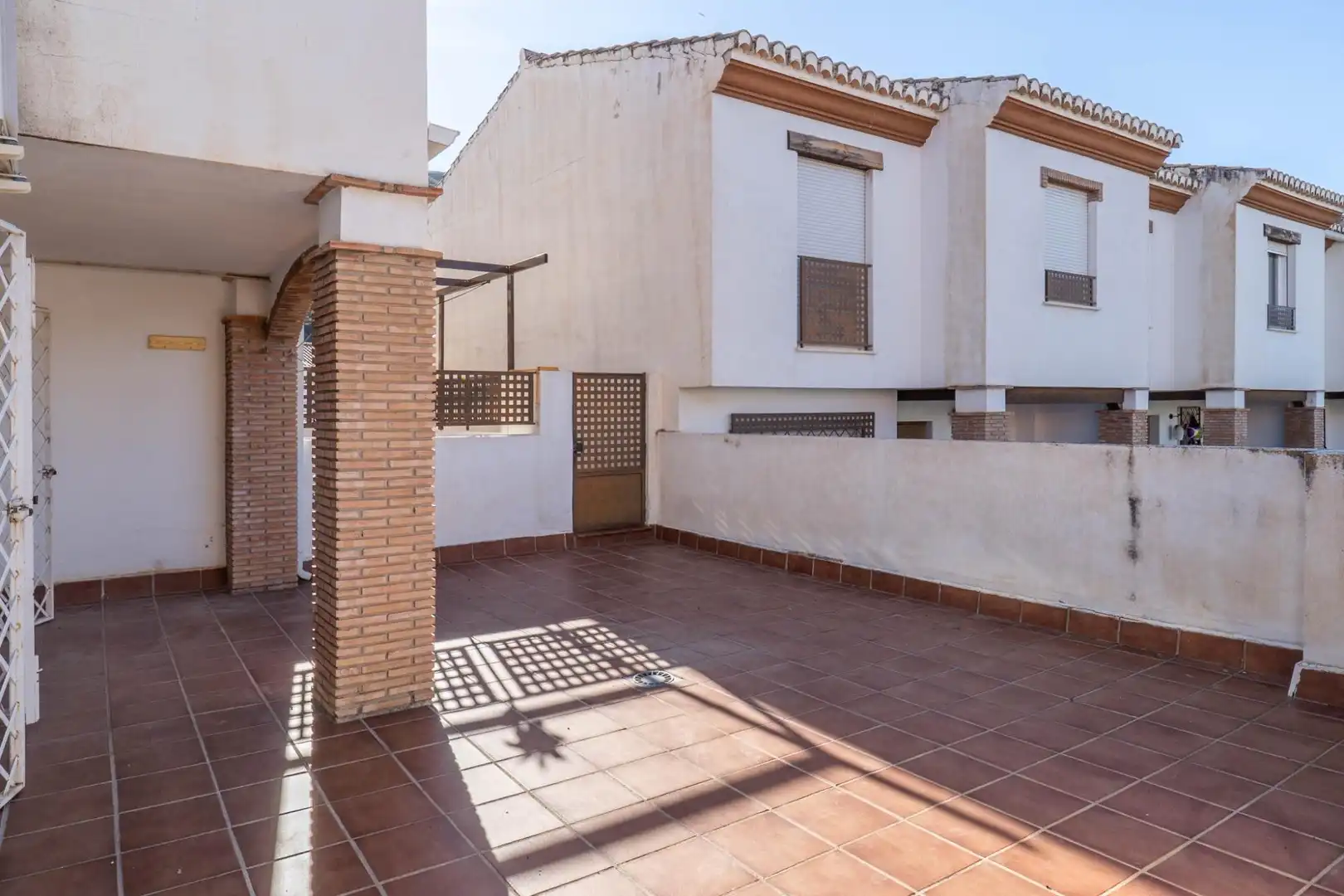 Vista exterior de Casa adosada en venta en Cenes de la Vega con Aire acondicionado, Calefacción y Jardín privado