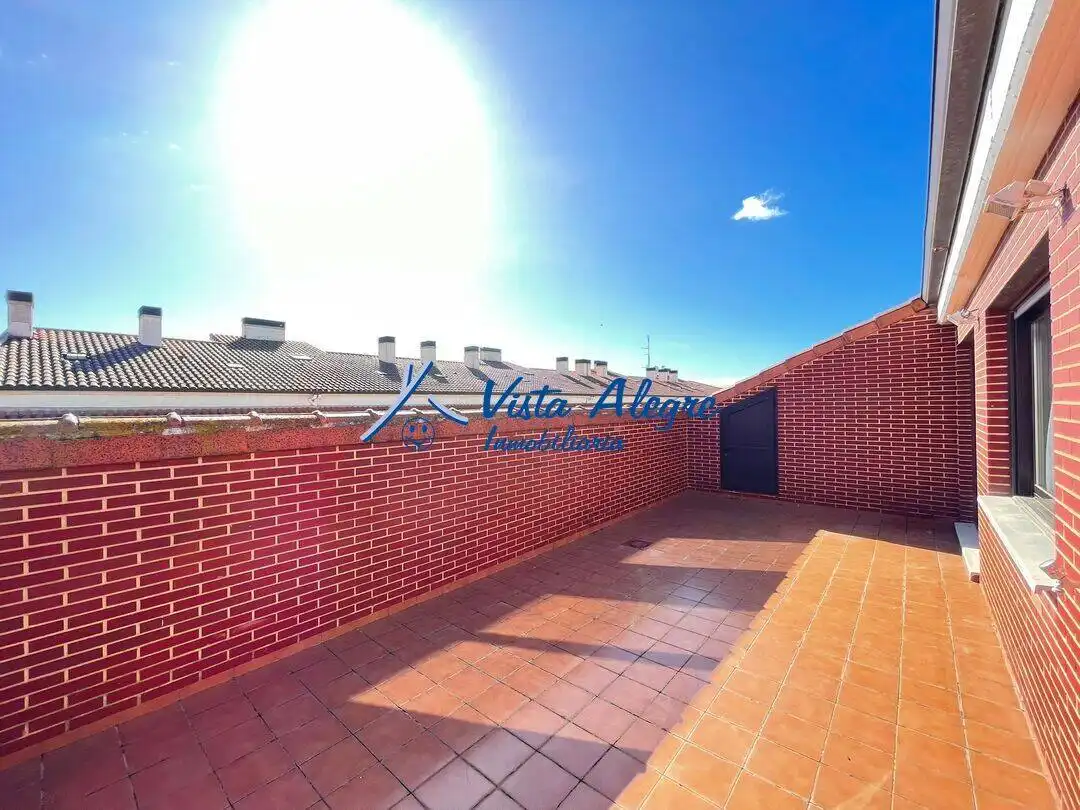 Vista exterior de Ático en venta en Haro con Calefacción, Parquet y Terraza