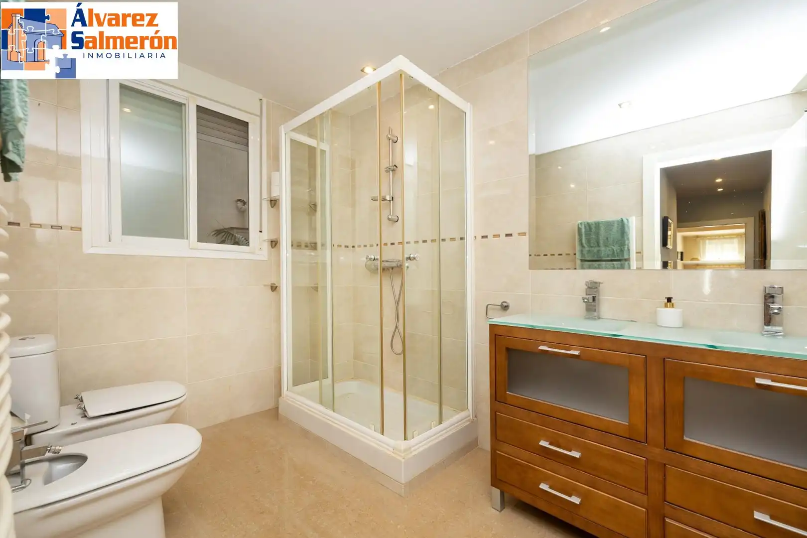 Bathroom of Flat for sale in Granada  with Air Conditioner, Heating and Parquet flooring