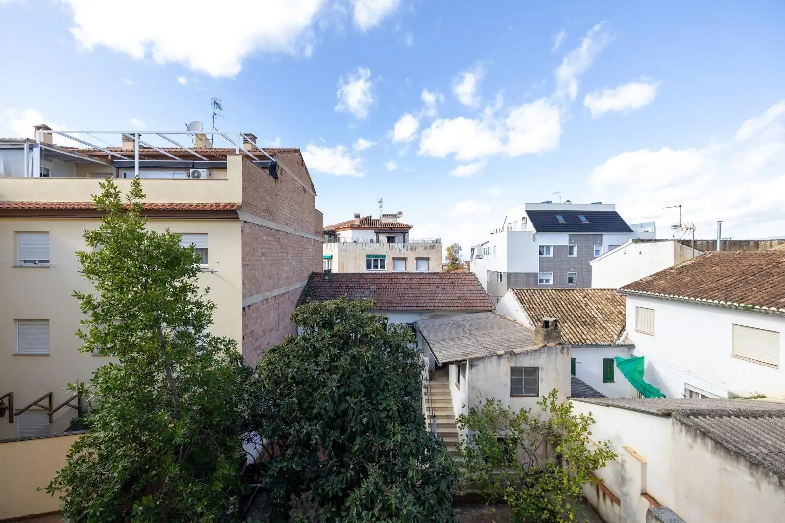 Vista exterior de Casa o xalet en venda en La Zubia amb Aire condicionat, Jardí privat i Terrassa