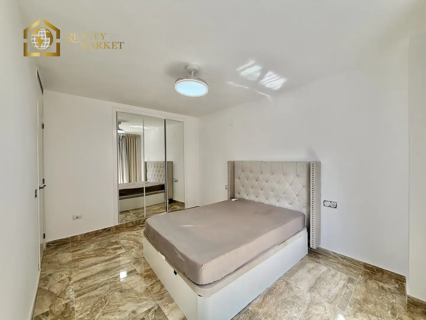 Bedroom of Flat for sale in Valencia  with Private garden, Furnished and Washing machine