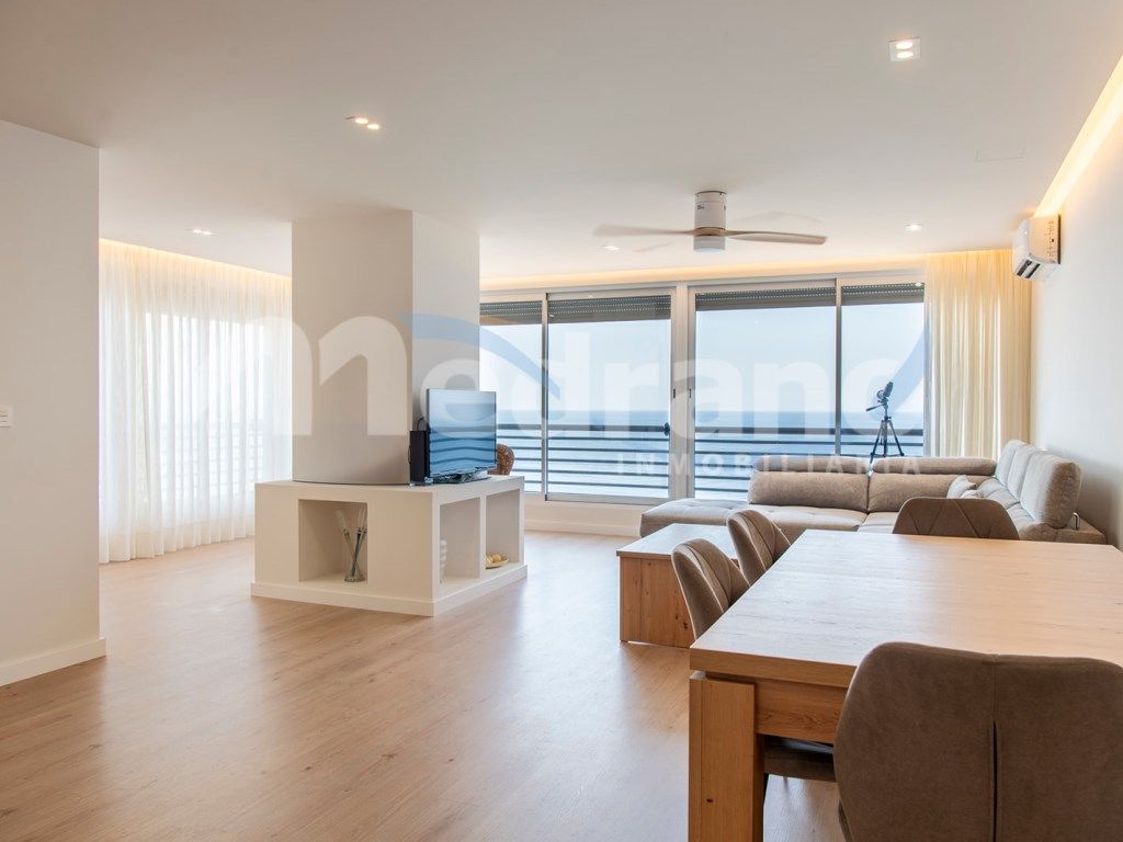Sala d'estar de Pis de lloguer en Benidorm amb Aire condicionat, Calefacció i Jardí privat