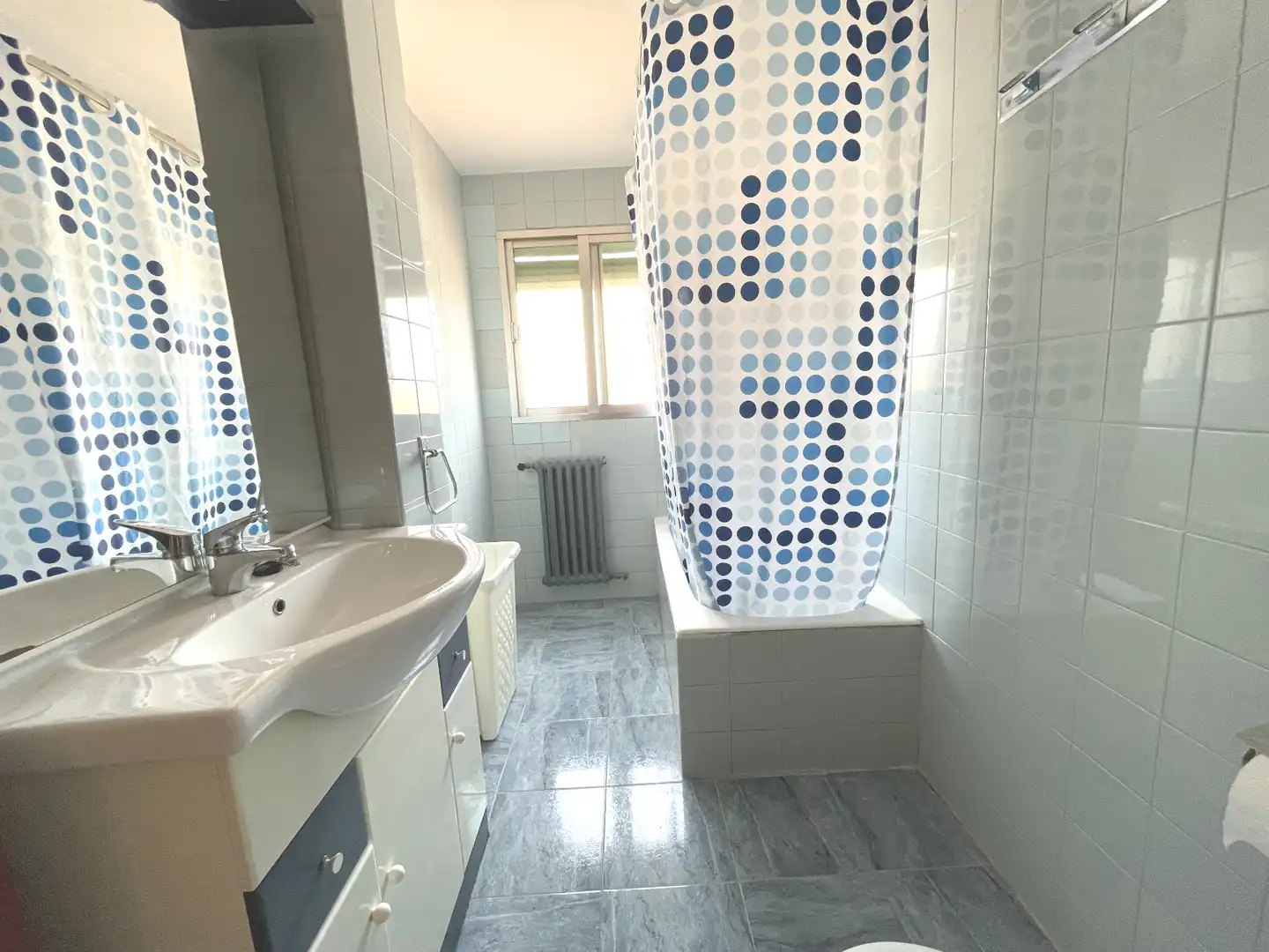 Baño de Ático en venta en Salamanca con Calefacción, Terraza y Amueblado
