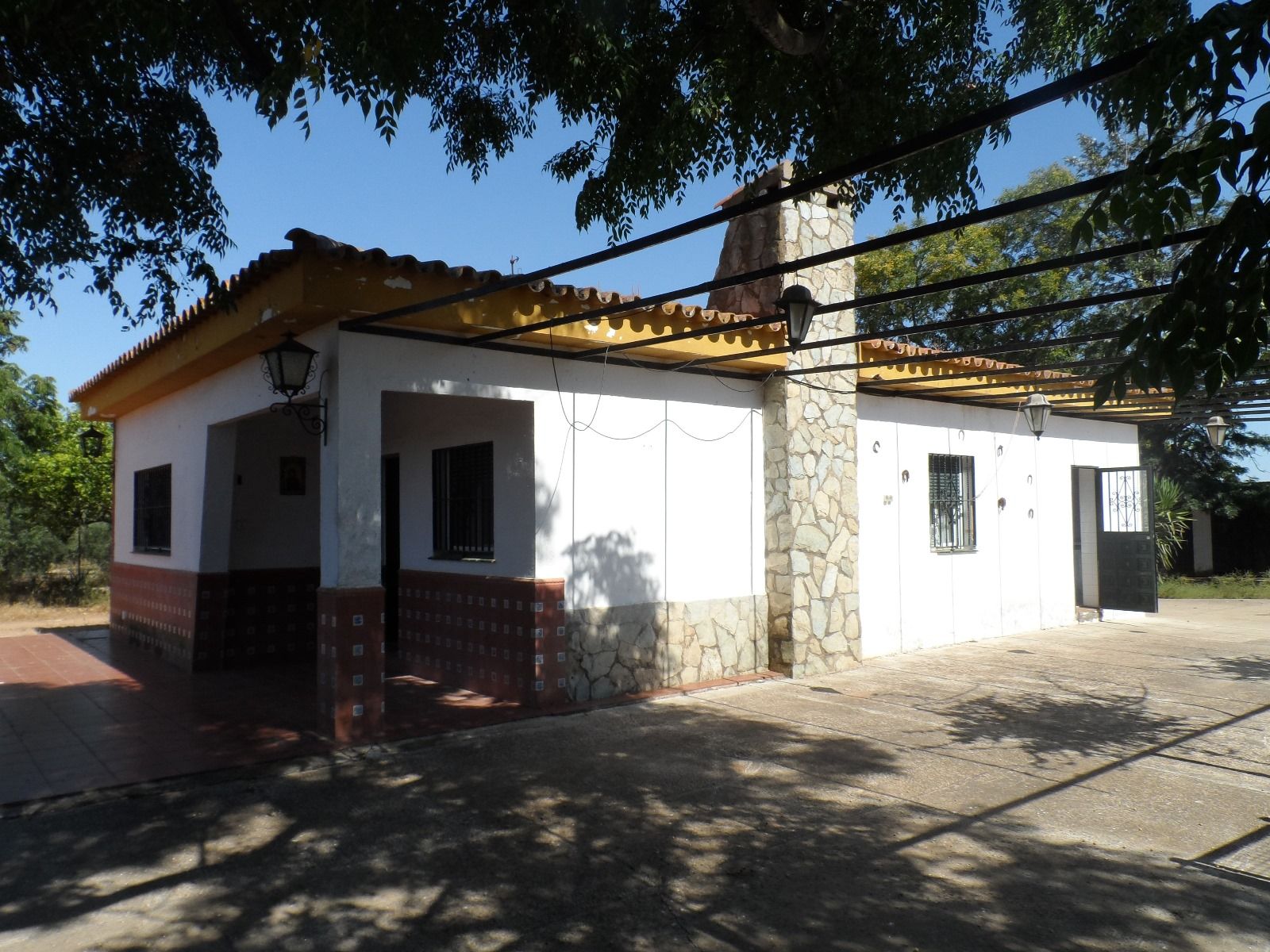Vista exterior de Finca rústica en venda en Benacazón amb Piscina