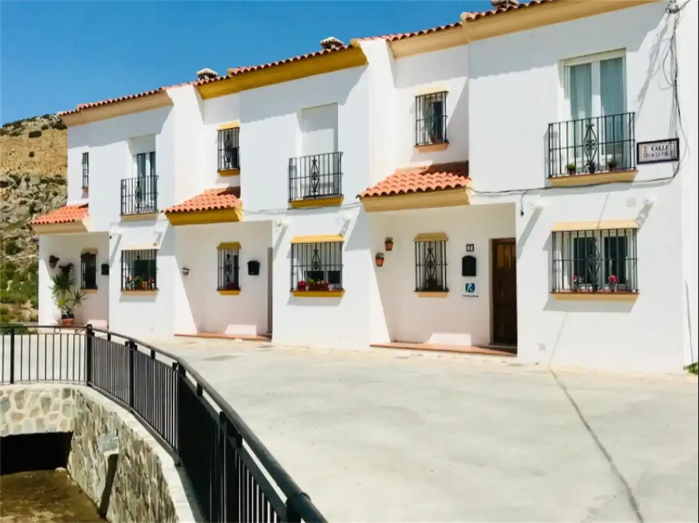 Vista exterior de Casa adosada en venda en Cuevas del Becerro amb Balcó