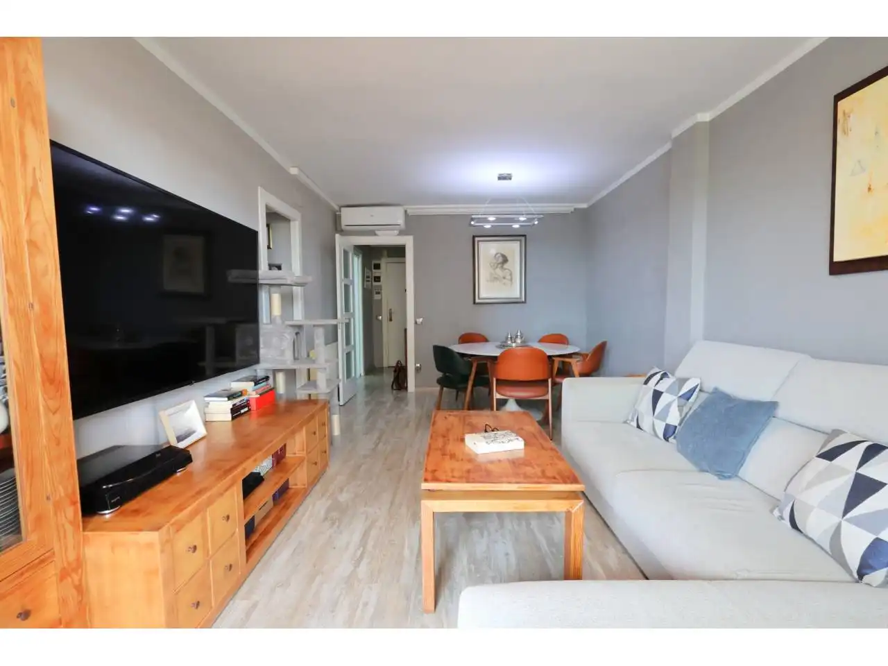 Sala de estar de Piso en venta en L'Hospitalet de Llobregat con Aire acondicionado, Calefacción y Parquet
