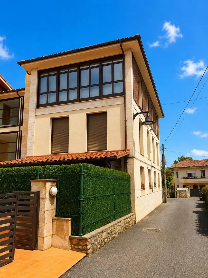 Vista exterior de Pis en venda en Llanes amb Calefacció, Jardí privat i Terrassa