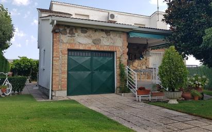 Vista exterior de Casa o xalet en venda en Villa del Prado amb Aire condicionat, Jardí privat i Terrassa