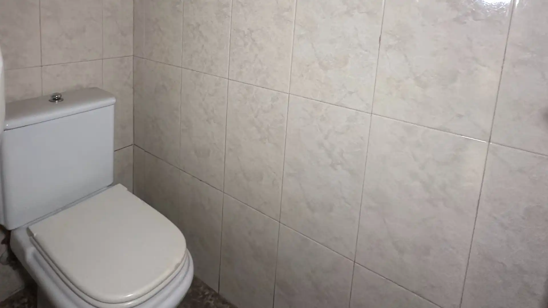 Bany de Local en venda en Madrid amb Aire condicionat, Calefacció i Moblat