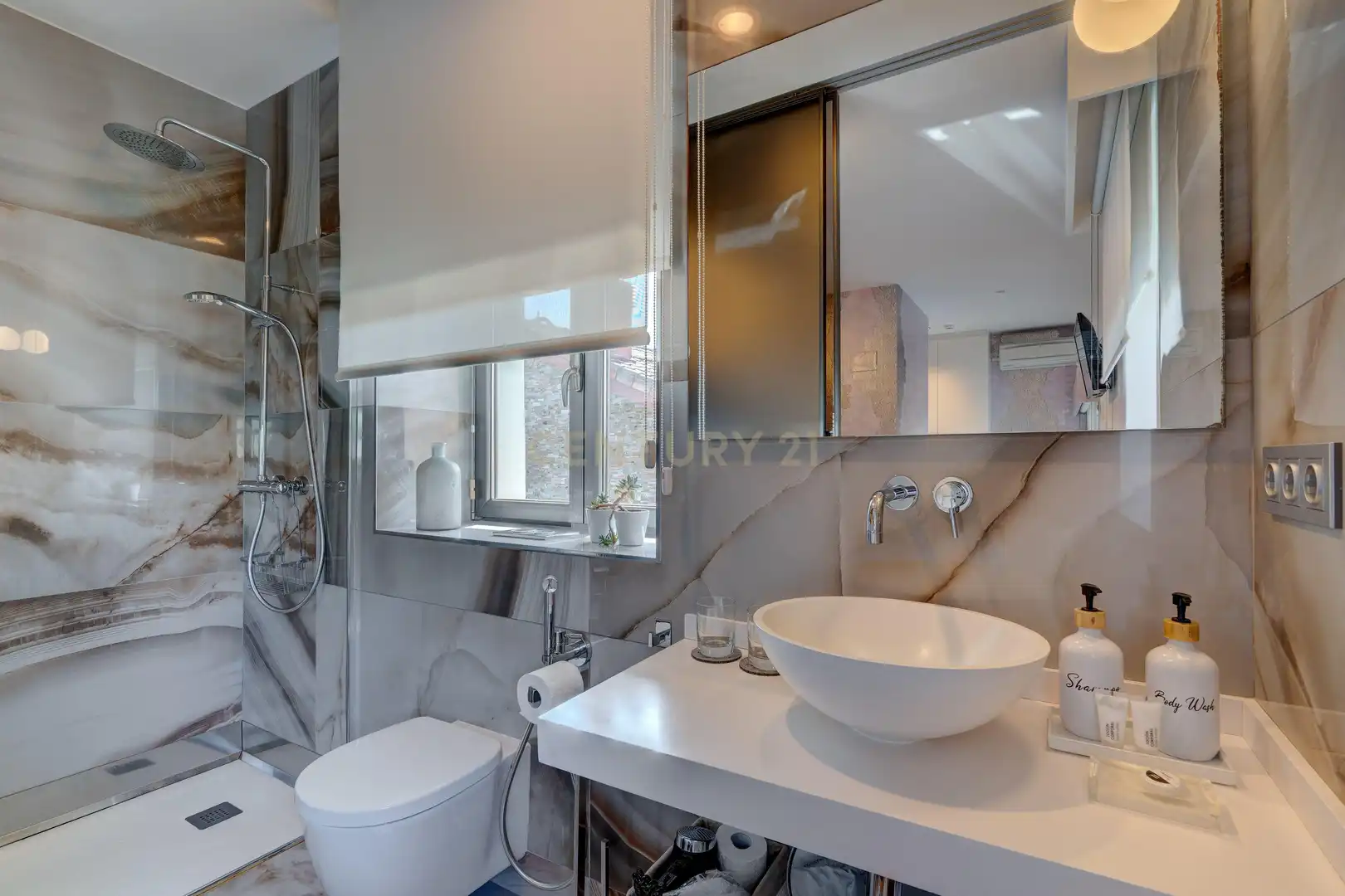 Bany de Casa o xalet en venda en Donostia - San Sebastián  amb Aire condicionat, Jardí privat i Piscina
