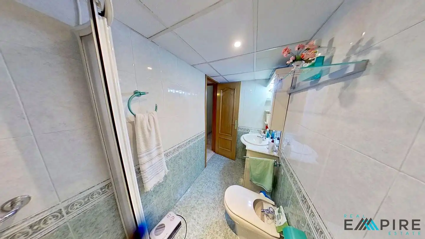 Bathroom of Flat for sale in Parla  with Air Conditioner, Heating and Terrace