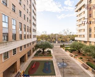 Vista exterior de Pis en venda en  Sevilla Capital amb Aire condicionat, Jardí privat i Parquet