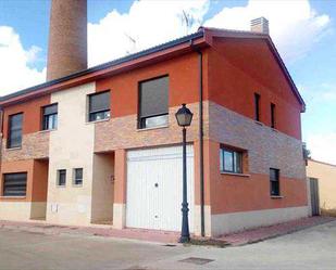 Exterior view of Single-family semi-detached for sale in Nava de la Asunción