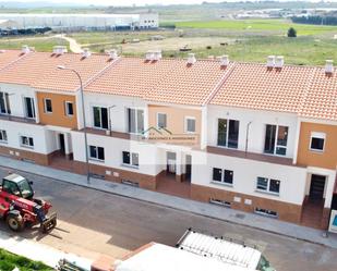 Vista exterior de Casa adosada en venda en Motilla del Palancar amb Aire condicionat, Calefacció i Jardí privat