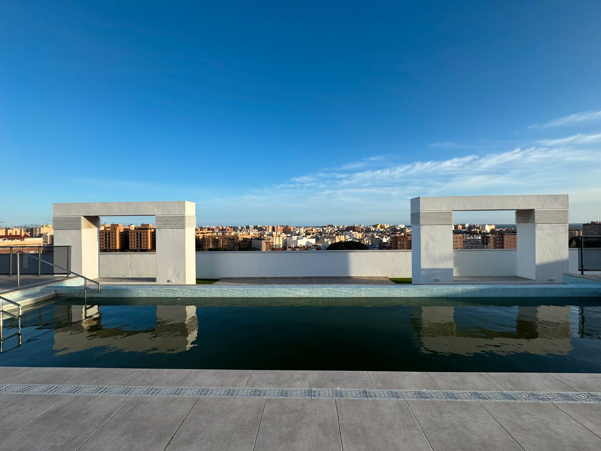 Piscina de Pis en venda en  Almería Capital amb Aire condicionat, Terrassa i Traster