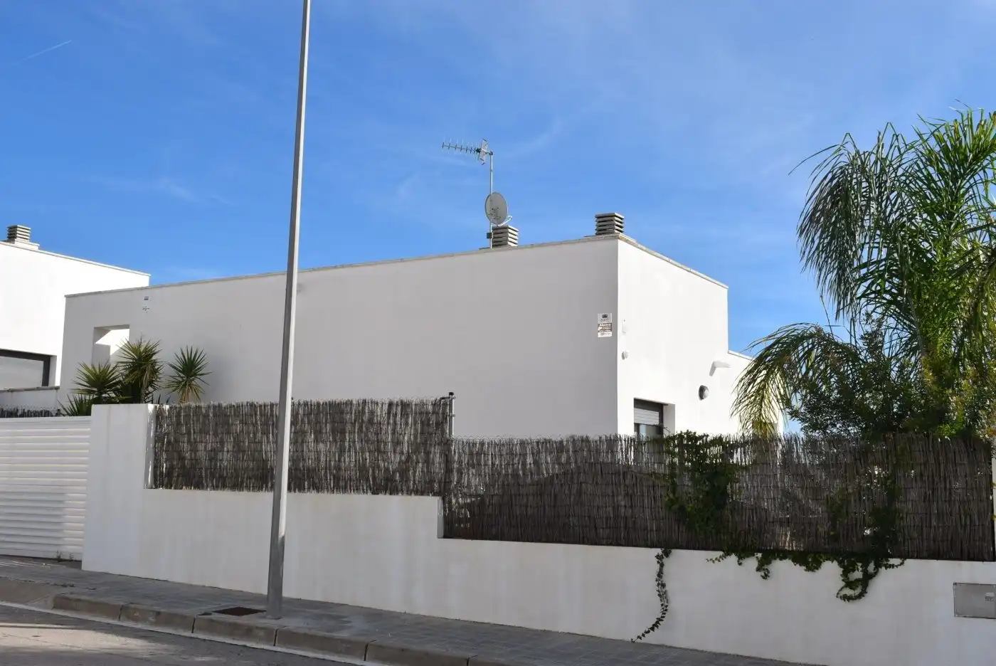 Vista exterior de Casa adosada en venda en Calafell amb Calefacció, Jardí privat i Terrassa