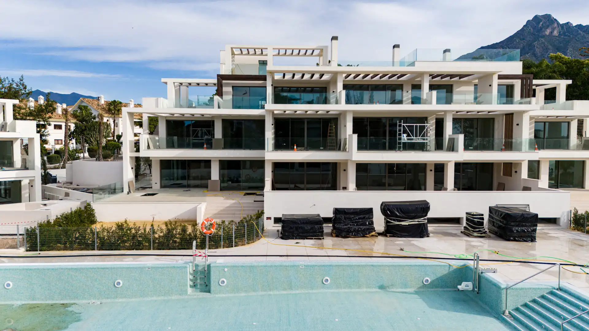 Vista exterior de Àtic en venda en Marbella amb Aire condicionat, Calefacció i Terrassa