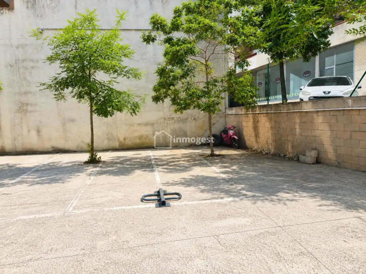 Garage for rent in Calle Joan Baptista Torroella i Bastons, Eixample Sud – Migdia