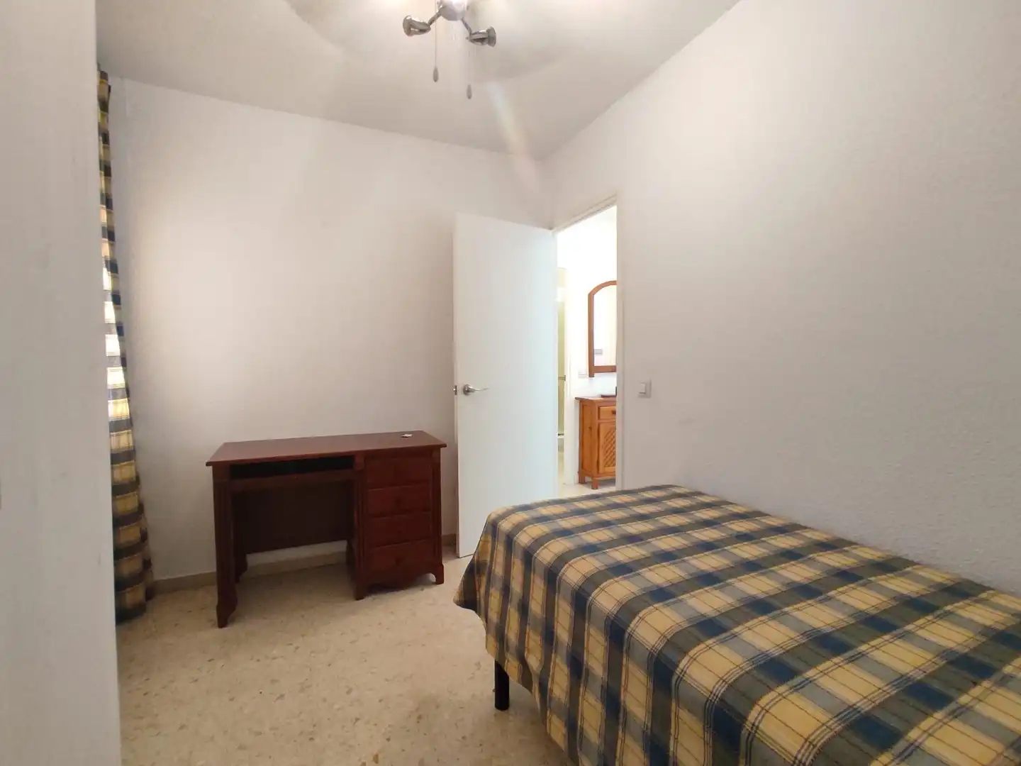 Dormitori de Casa adosada de lloguer en Dos Hermanas amb Aire condicionat, Jardí privat i Moblat