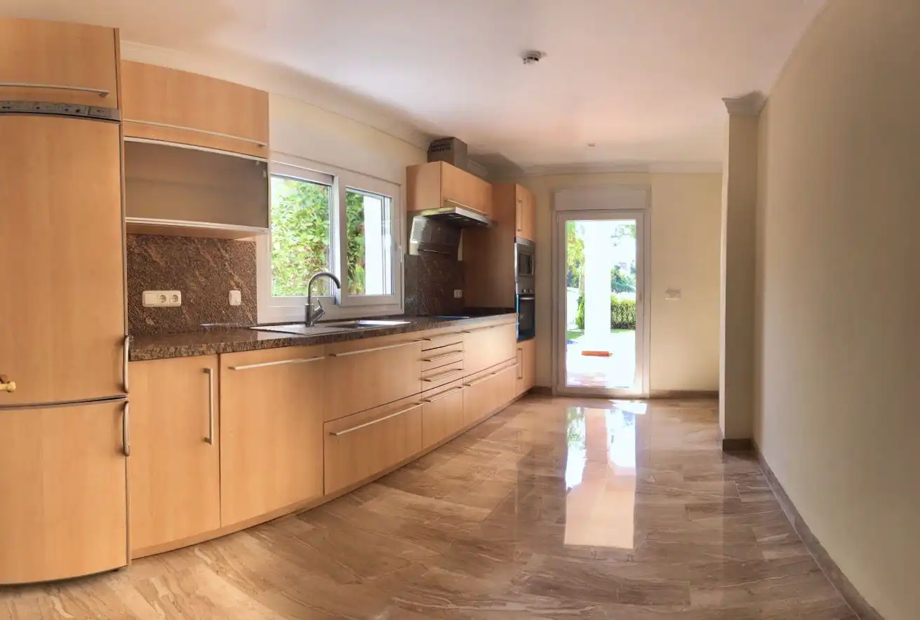 Cuina de Casa o xalet en venda en Marbella amb Aire condicionat, Calefacció i Jardí privat