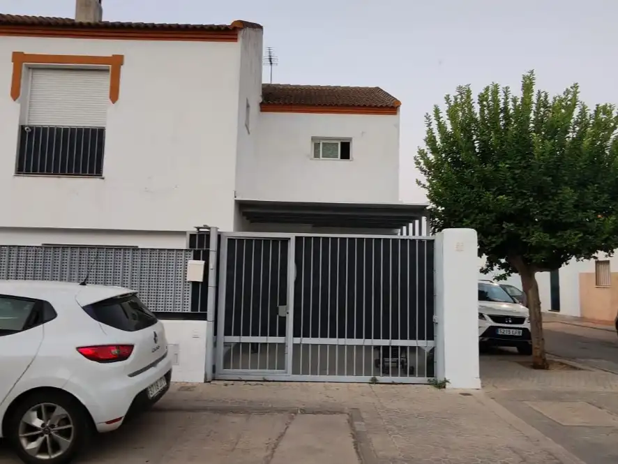 Vista exterior de Casa o xalet en venda en Villaverde del Río amb Aire condicionat