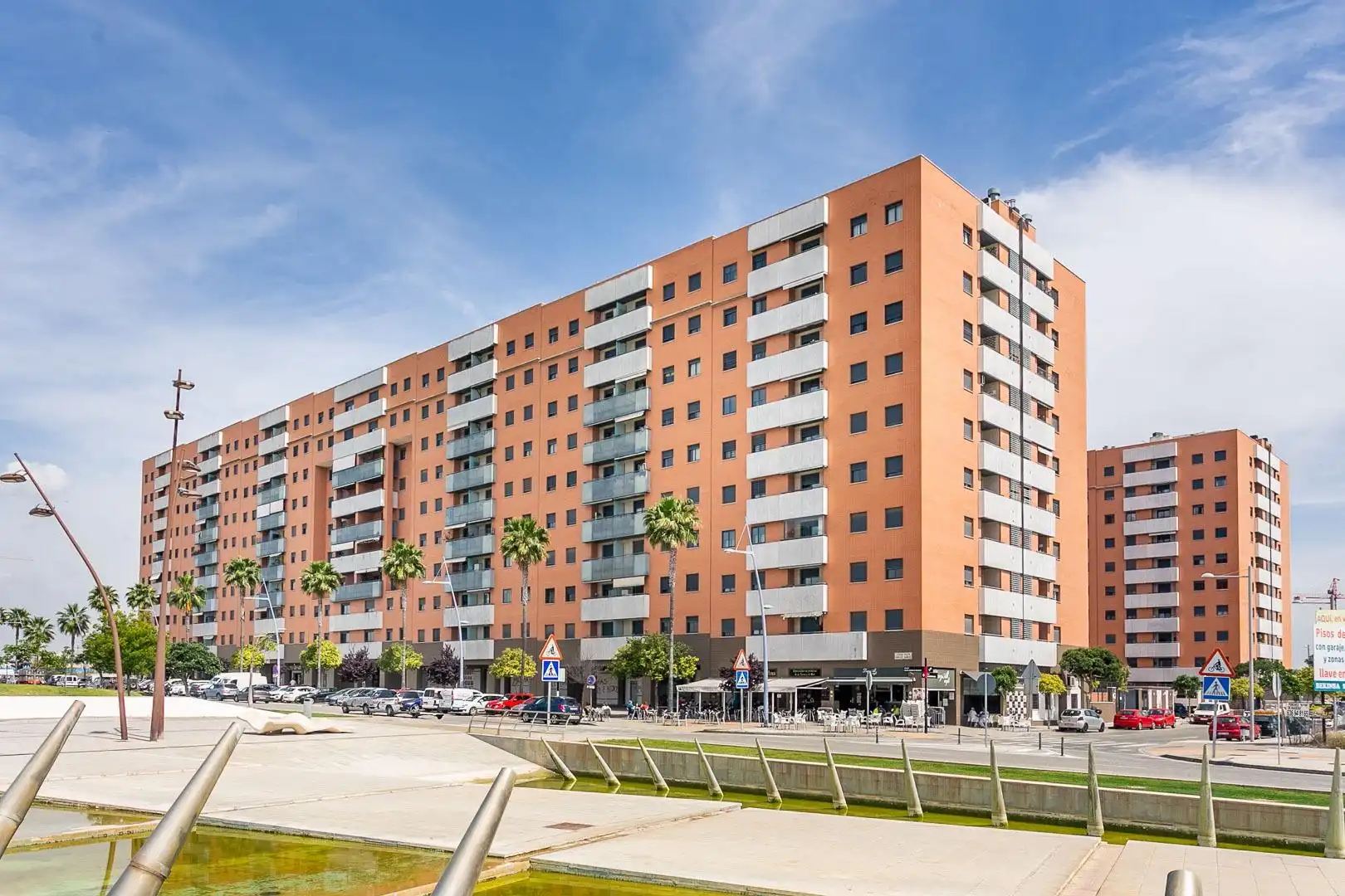 Außenansicht von Wohnung zum Verkauf in Dos Hermanas mit Klimaanlage, Terrasse und Abstellraum