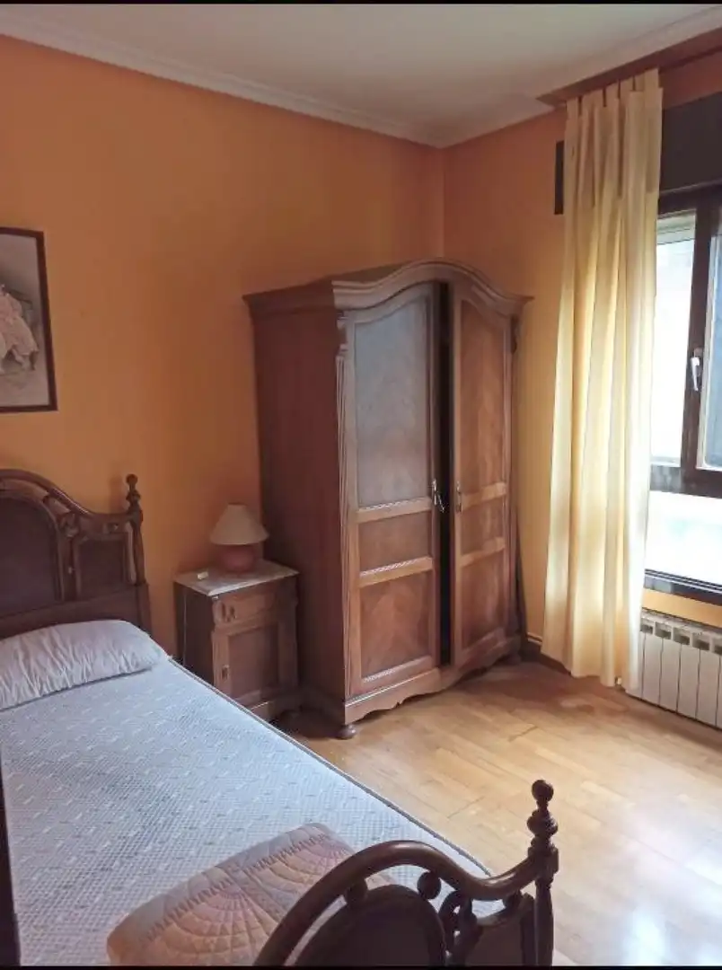 Dormitori de Pis en venda en Oviedo  amb Calefacció