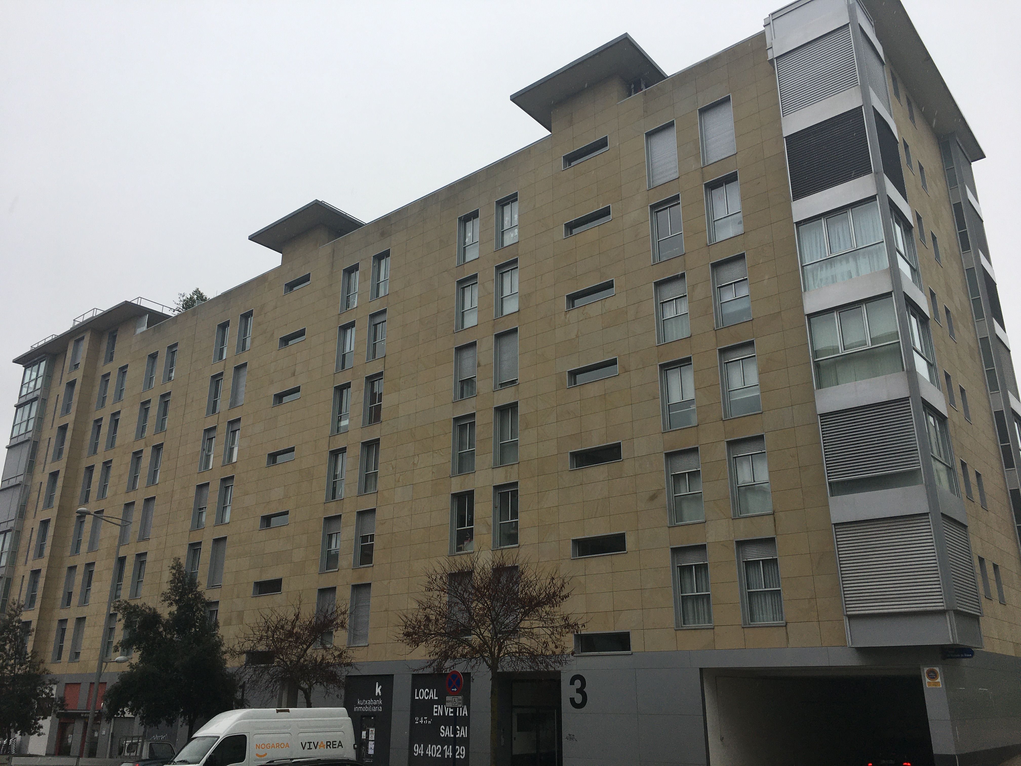 Vista exterior de Local en venda en Vitoria - Gasteiz amb Calefacció